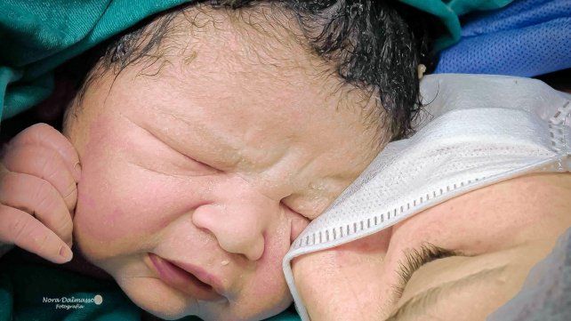 Nora Dalmasso retrata momentos íntimos de nacimientos, como esta otra foto.