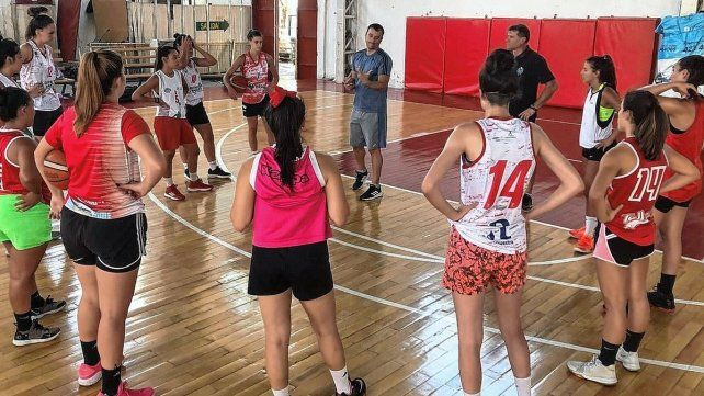 Juan Siemienczuk dando sus primeras indicaciones en Talleres.