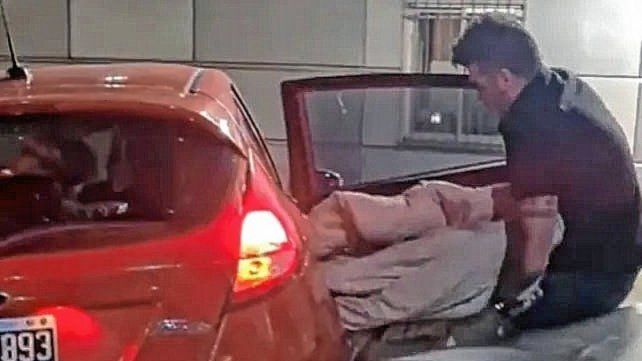 Video desgarrador: Cristian U mostró cómo tuvo que llevar a su padre al hospital donde murió