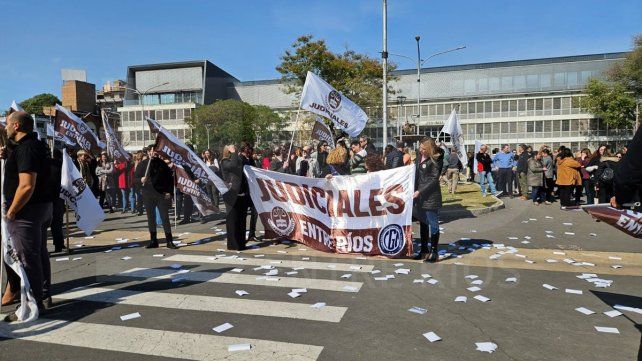 Un escribiente que recién ingresa a trabajar cobra 215 pesos mensuales. Judiciales reclaman la restitución del 26% que la provincia les debe por la Ley de Emergencia Un escribiente que recién ingresa a trabajar cobra 215 pesos mensuales. Judiciales reclaman la restitución del 26% que la provincia les debe por la Ley de Emergencia
