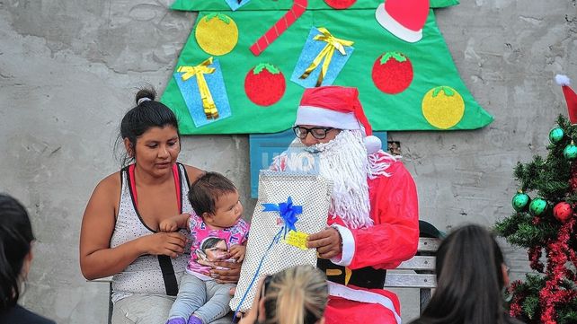 Hasta el 22 de diciembre se pueden inscribir quienes deseen apadrinar a niños y hacer posible que reciban un regalo en Navidad. En la foto, imágenes de ediciones anteriores