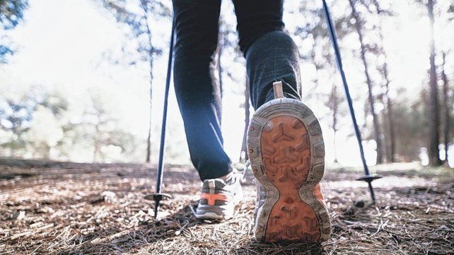 Ventajas. "Se puede practicar en cualquier terreno, tanto en las veredas, en las plazas, los parques, la arena, la tierra, el pasto", señaló la especialista. Ventajas. "Se puede practicar en cualquier terreno, tanto en las veredas, en las plazas, los parques, la arena, la tierra, el pasto", señaló la especialista.