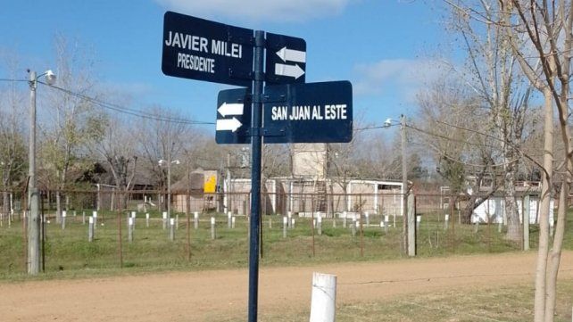 Vecinos de una zona de Gualeguaychú rebautizaron una calle poniendo en el nomenclador el nombre de Javier Milei Presidente Vecinos de una zona de Gualeguaychú rebautizaron una calle poniendo en el nomenclador el nombre de Javier Milei Presidente