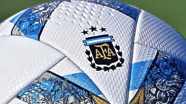 La AFA presentó la nueva pelota con las tres estrellas. La AFA presentó la nueva pelota con las tres estrellas.