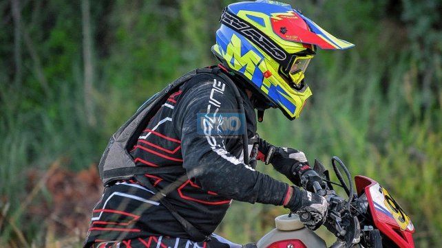 El competidor muy concentrado durante su estadía en la moto.