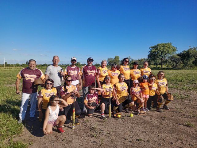 Parte de los jugadores de Capibá en el predio donde estará la cancha. Parte de los jugadores de Capibá en el predio donde estará la cancha.