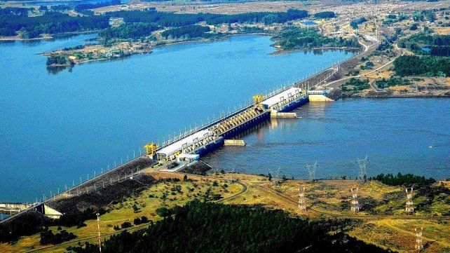 La represa hidroeléctrica hermana a los dos países.