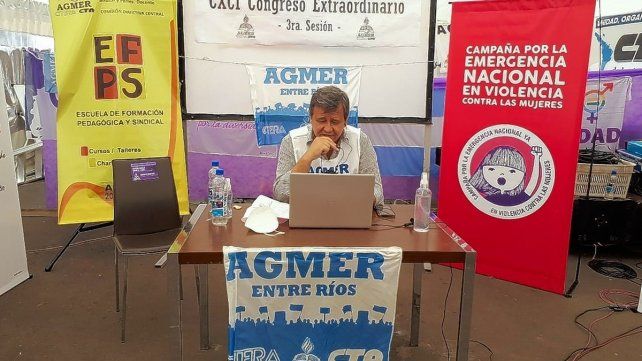 Marcelo Pagani, secretario general de Agmer, siguió la votación del paro desde la carpa de los docentes.