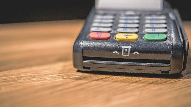 El cobro de débito para los comercios.