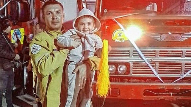 Los chicos se sacaron fotos con los Bomberos Voluntarios. Los chicos se sacaron fotos con los Bomberos Voluntarios.