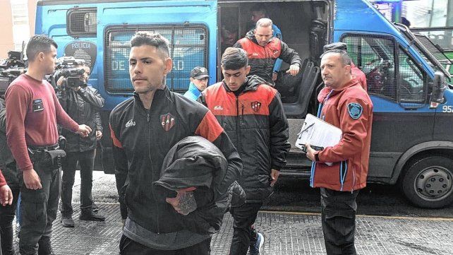Cuatro jugadores y un integrante del cuerpo técnico de Patronato fueron demorados por la Justicia de Buenos Aires. Por la tarde retornaron a Paraná