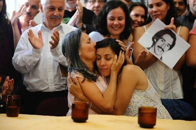 Emoción. Adriana se fundió en un abrazo con su tía paterna, Silvia Garnier, en la conferencia en que se anunció su restitución.