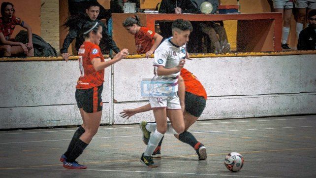 Deportivo Máquina perdió ante Las Flanes en el debut del Nacional de Clubes de Futsal femenino.