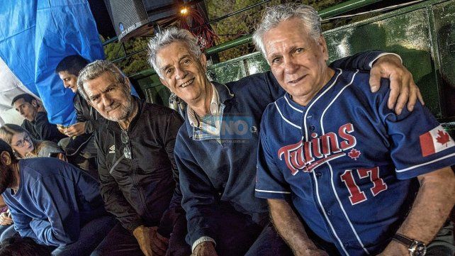 En las tribunas se los ve a Mario Sufotinsky, Osvaldo Buttazzoni y Cesar Montero, pioneros del deporte.
