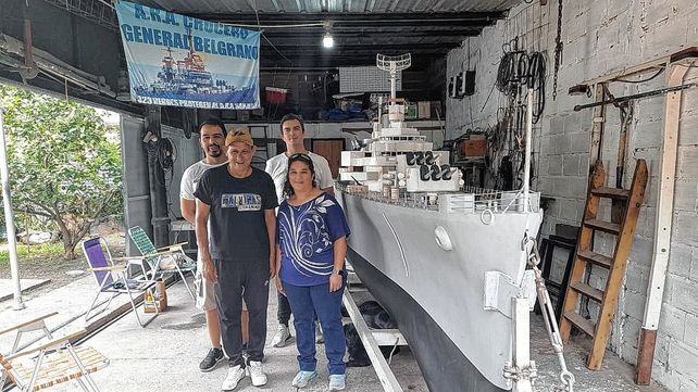 El tripulante Oscar Barzola visitó la réplica del Crucero General Belgrano junto a su familia. El tripulante Oscar Barzola visitó la réplica del Crucero General Belgrano junto a su familia.