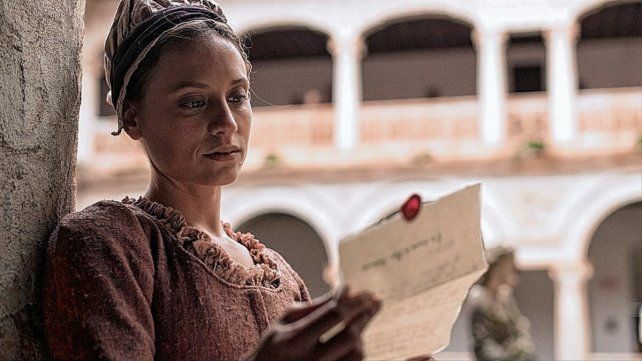 En La cocinera de Castamara, una prodigiosa cocinera atrae la mirada de un duque viudo