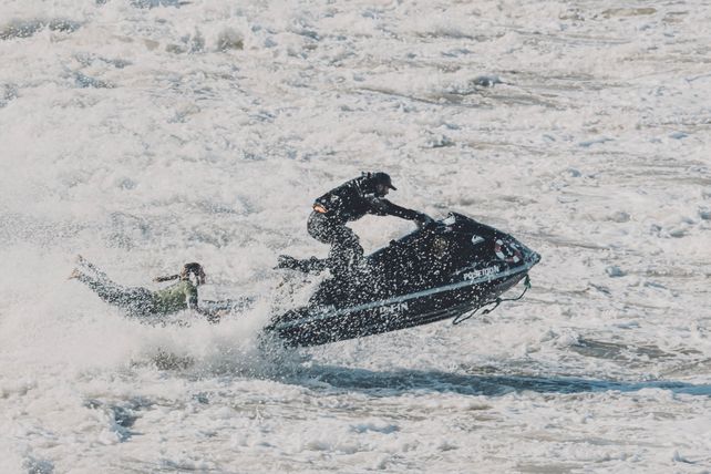 El experimentado Gastón Capria y su moto de agua ayudaron a los surfistas en un mar con mucho poder y corriente. El experimentado Gastón Capria y su moto de agua ayudaron a los surfistas en un mar con mucho poder y corriente.