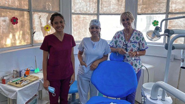 Equipo. La odontóloga a cargo, Sandra Fettolini destacó el compromiso demostrado este tiempo por las alumnas avanzadas Micaela Reichel y Keyla Olivera, de la 6º cohorte.