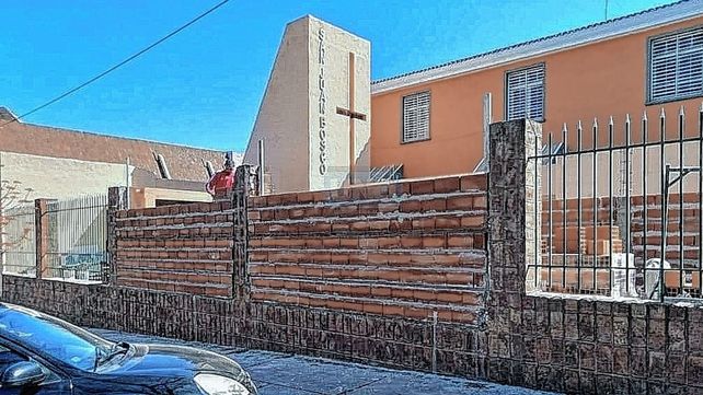 Construcción. La edificación se realizó en el frente de la parroquia.