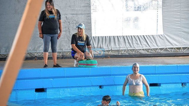 La Municipalidad de Paraná, mediante un convenio con el IAPSER y el CAE, tiene como objetivo que la población del barrio Puerto Sánchez aprenda a nadar.