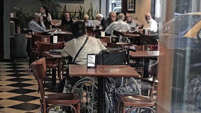 Tiene 68 años y durante horas la jubilada estuvo sola en el local gastronómico. Las autoridades municipales intervinieron en el dramático hecho