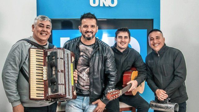 El cantante santafesino Hernán Narváez junto a su banda