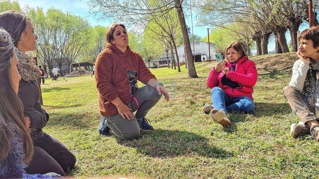 Charla. Entre mujer pescadora, Salomé Vuarant y docentes del equipo de extensión universitaria.