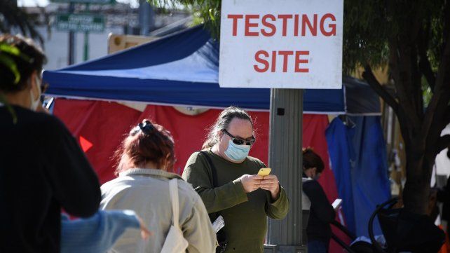 Muchos hospitales del país están bajo una fuerte sobrecarga por los casos de coronavirus. (Foto: Télam)