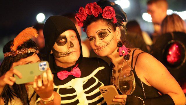 El show y el glamour de los disfraces reúne a miles de personas en Paraná El show y el glamour de los disfraces reúne a miles de personas en Paraná