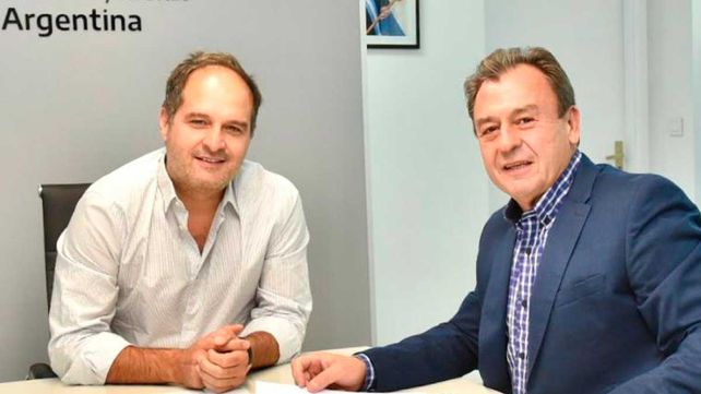 Marcelo Bisogni, y el ministro Santiago Maggiotti, firmaron convenios por nuevas viviendas.