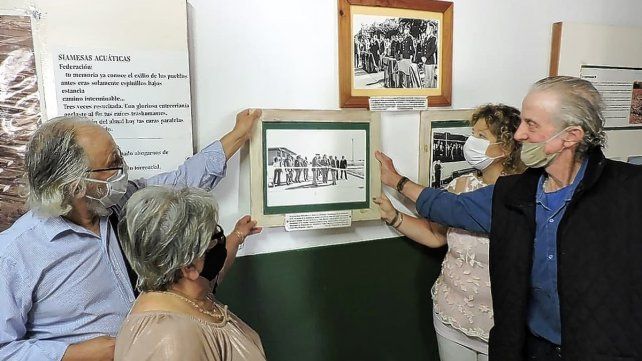 El momento del retiro de una de las fotos en el Museo de los Asentamientos de Federación.