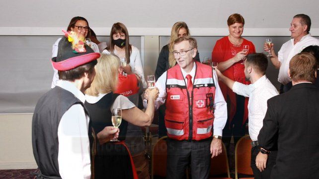 Brindis. Los protagonistas chocaron las copas para celebrar.
