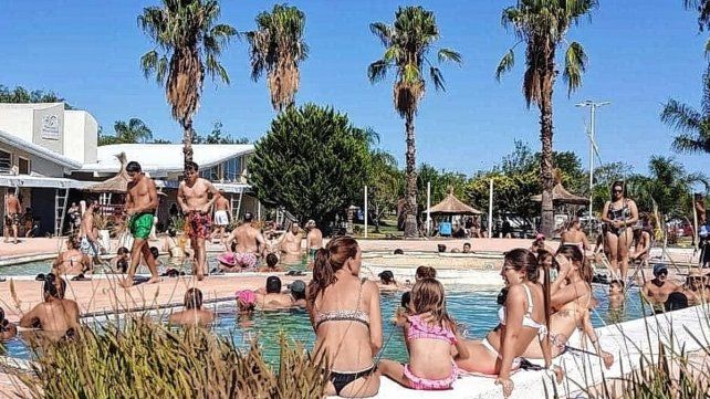 Turistas disfrutan de lso complejos termales entrerrianos Turistas disfrutan de lso complejos termales entrerrianos