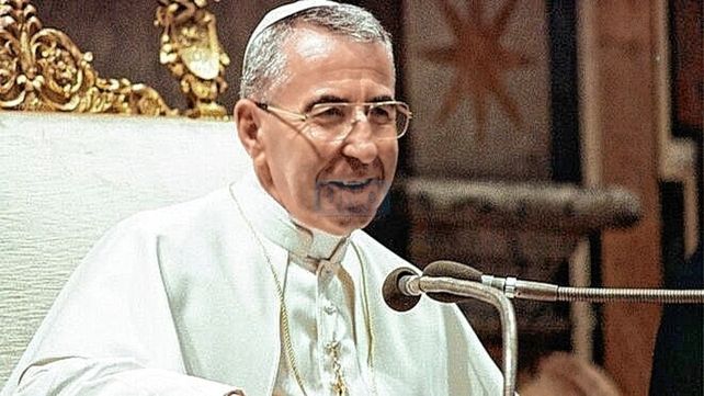 Recordado. Fue elegido sucesor de Pedro el 26 de agosto de 1978 y tomó el nombre de Juan Pablo I. Sin embargo, solo duró 33 días debido a que falleció el 28 de septiembre de ese año, de un infarto, en el Palacio Apostólico del Vaticano.