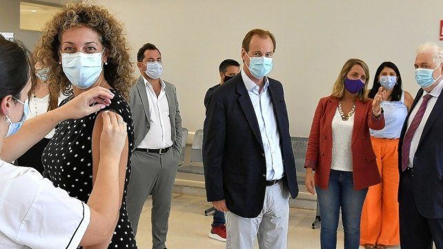Ginés junto a Bordet en el hospital Baxada. Al día siguiente debió renunciar por el escándalo de la Vacunación VIP.