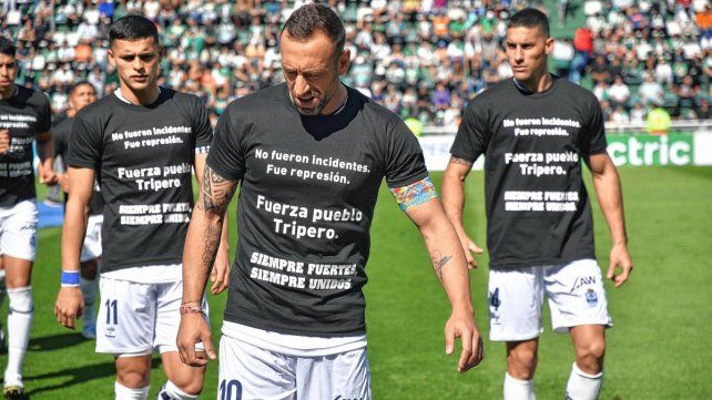 Los jugadores de Gimnasia con la camiseta que recordó los incidentes.