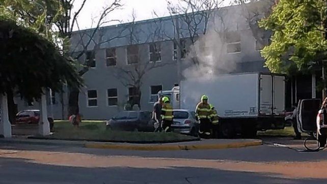 Conductor de un auto dobló a gran velocidad y terminó debajo de un camión: estaba ebrio