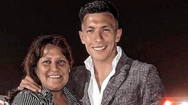 Lisandro Martínez y Silvina Cabrera, su mamá. El defensor de la Selección Argentina