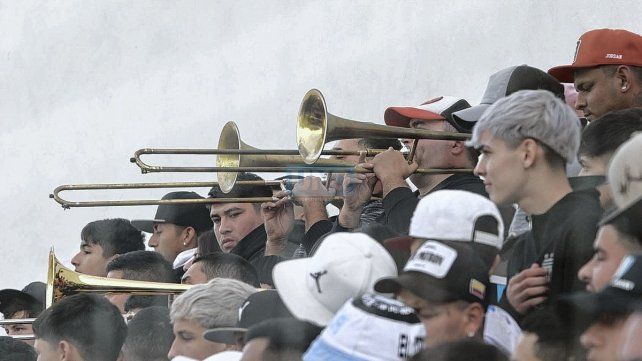 Los hinchas de Peñarol y de Sportivo le pusieron calor al más popular Los hinchas de Peñarol y de Sportivo le pusieron calor al más popular