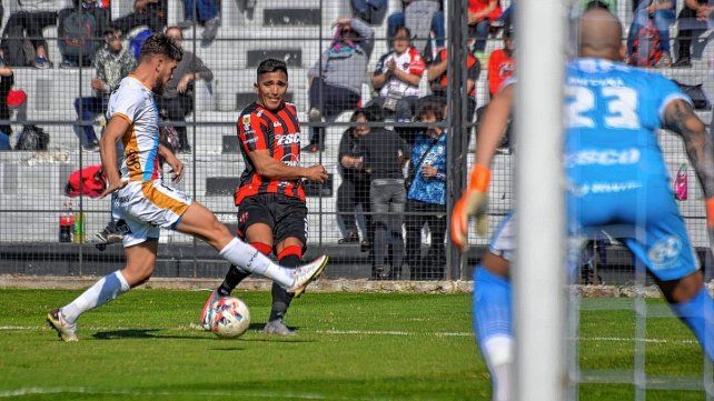 El rojinegro no puede vencer el arco visitante.