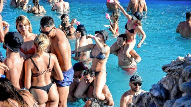 Mientras se juega, la fiesta se encuentra en las piletas de El Plumazo.