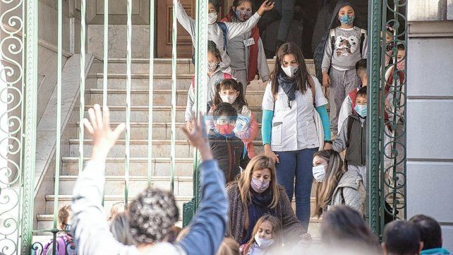 Vuelta a clases: reducirán burbujas y completarán jornada horaria