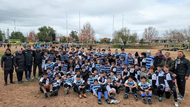 La división M13 del CAE junto a la de Liceo antes de jugar.