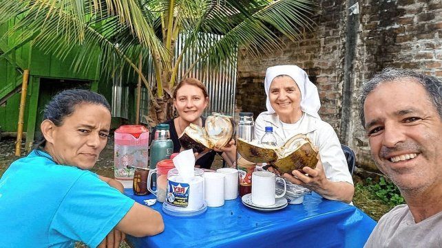 Compañeros de misión. Junto a la entrerriana Sara Rosa Dalzotto se encuentran Claudia Novarino, María Celeste Pereyra y el padre Juan Manuel Ortiz.