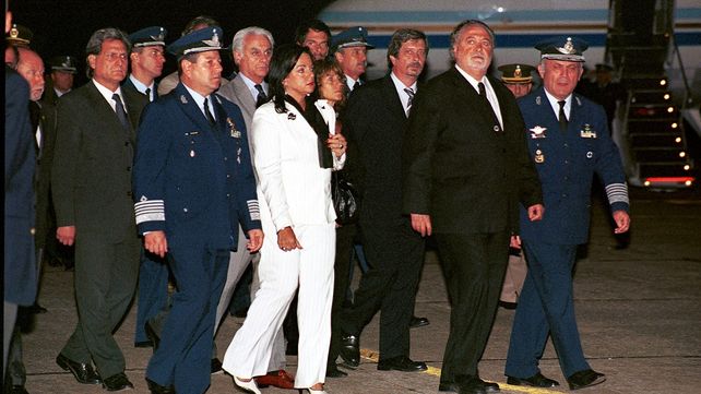 Los ministros Ginés González García y Nilda Garré al llegar a Paraná, junto al intendente Julio Solanas y el gobernador Jorge Busti.