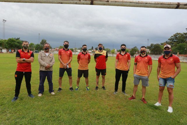 Los campeones del Oficial 2014 de la LPF reunidos en el campo de juego