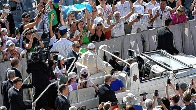 Compatriotas. El Papa festejó el Día de la Patria junto a peregrinos argentinos que visitaban el Vaticano.