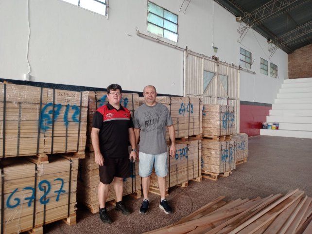 Los dirigentes de Patronato junto a las maderas. Los dirigentes de Patronato junto a las maderas.