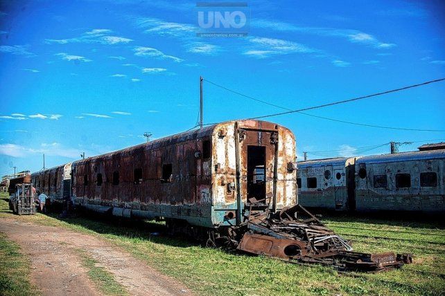 Paraná: desguazan y venden como chatarra vagones del tren incendiados