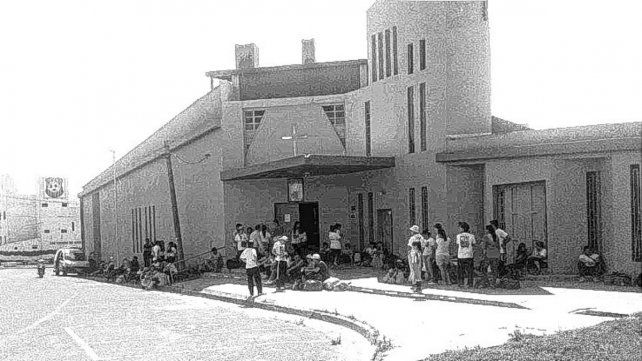 Inicios. El 30 de octubre de 1993 se creó la parroquia San Cayetanó desmembrándola de la parroquia Don Bosco. Inicios. El 30 de octubre de 1993 se creó la parroquia San Cayetanó desmembrándola de la parroquia Don Bosco.